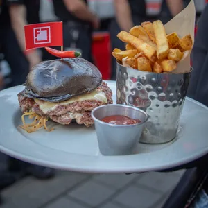 Das Hard Rock Café in Hamburg spendet pro verkauften Burger 1 € an die DLRG. Pro verkauften Charity-Pin wird 10 % gespendet.