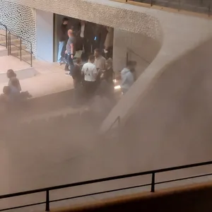 Auf einem Leserfoto ist Nebel im Saal zu sehen.