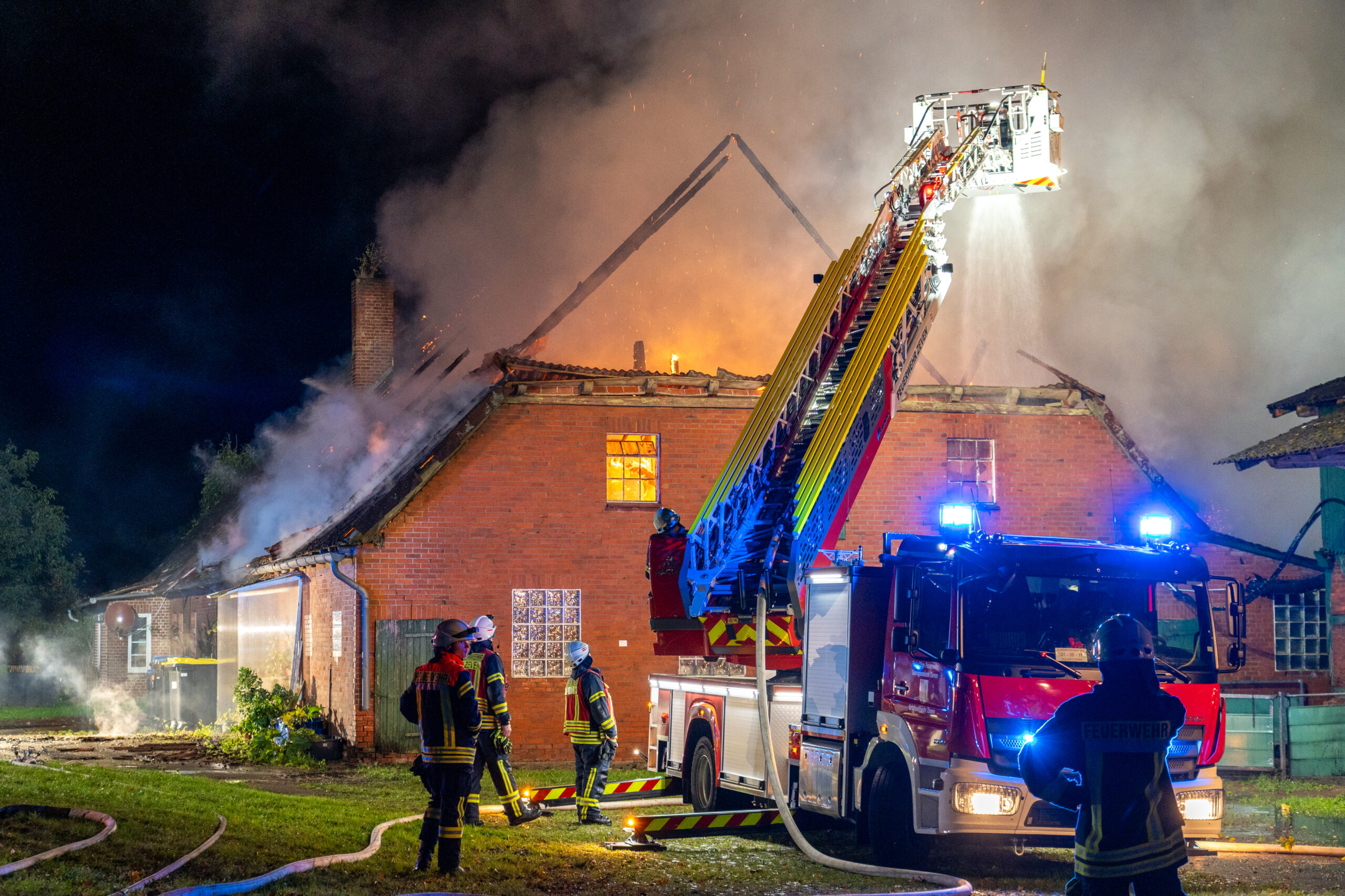 Laut Angaben der Feuerwehr bemerkten Nachbarn gegen 23:15 Uhr Flammen, die aus dem Dach des Hauses an der Granstedter Dorfstraße schlugen.