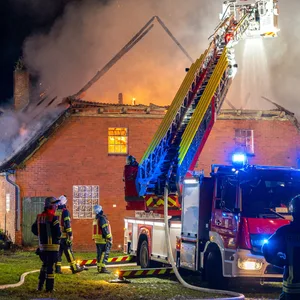 Laut Angaben der Feuerwehr bemerkten Nachbarn gegen 23:15 Uhr Flammen, die aus dem Dach des Hauses an der Granstedter Dorfstraße schlugen.