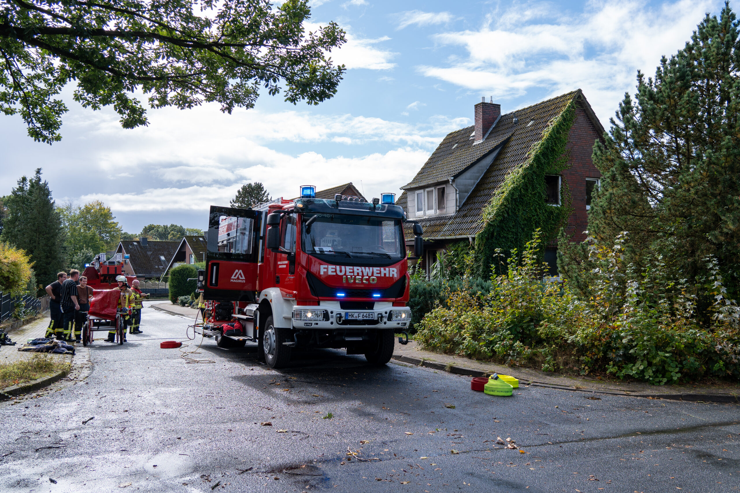 Beim Eintreffen der alarmierten Feuerwehren aus Schneverdingen und Zahrensen drang bereits starker Rauch aus dem Gebäude.