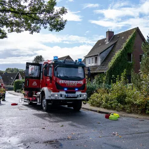 Beim Eintreffen der alarmierten Feuerwehren aus Schneverdingen und Zahrensen drang bereits starker Rauch aus dem Gebäude.