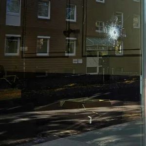 Mindestens drei Schüsse wurden am frühen Montagmorgen auf die Räume eines kurdischen Kulturvereins auf St. Pauli abgegeben.