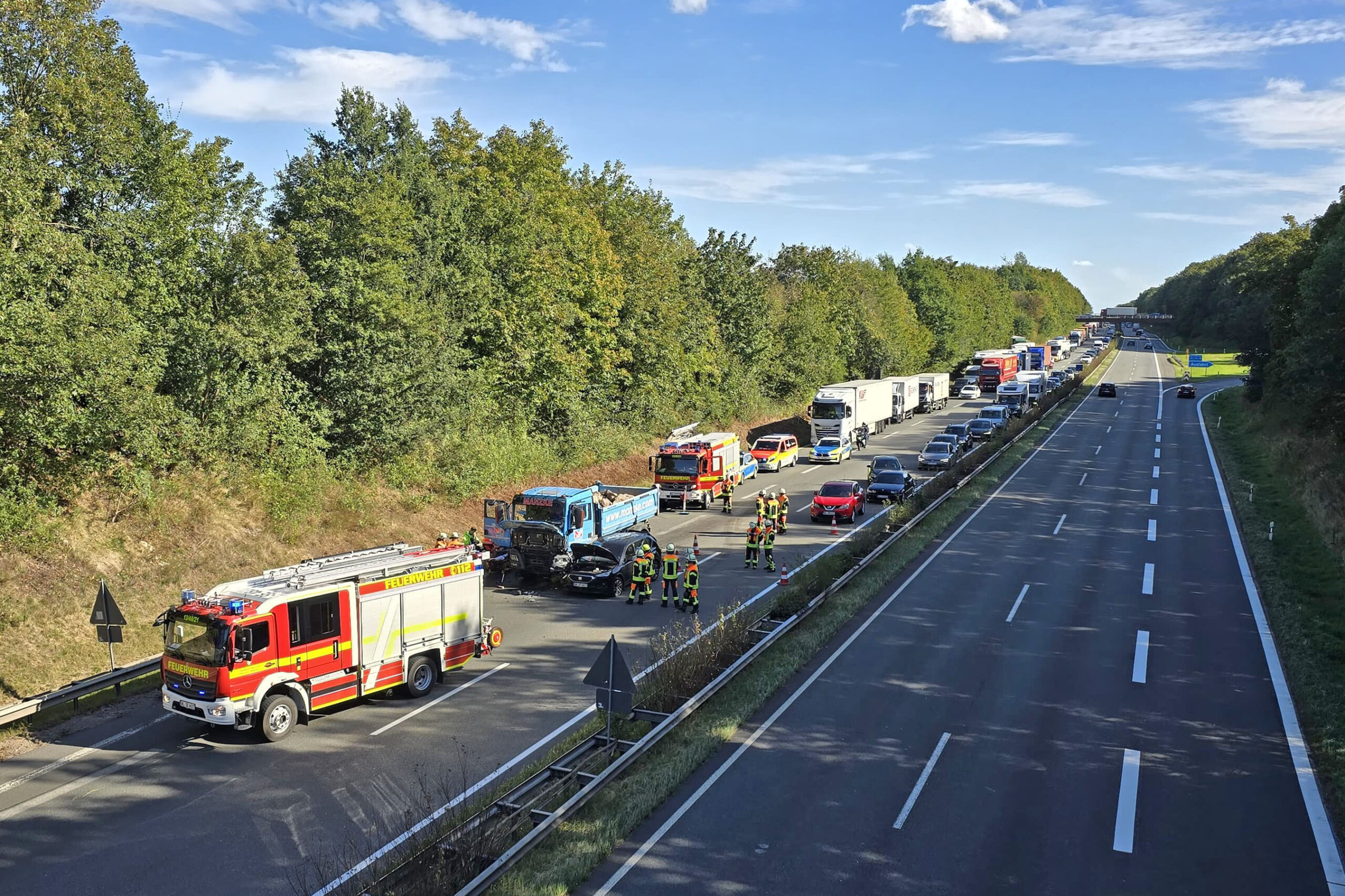 Auf autobahn bei Maschen. Lkw kracht in Stauende – vier Verletzte