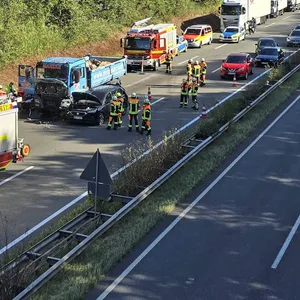Auf autobahn bei Maschen. Lkw kracht in Stauende – vier Verletzte