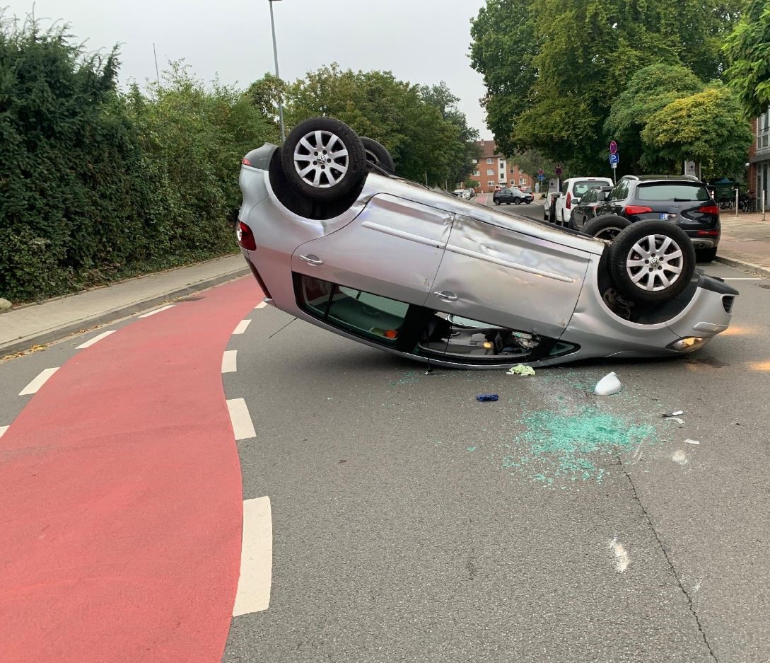 Am Donnerstagmorgen ereignete sich im Lüneburger Stadtteil Kreideberg ein schwerer Verkehrsunfall, bei dem sich ein VW-Golf überschlug. Eine 83-jährige Fahrerin wurde dabei schwer verletzt.