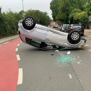 Am Donnerstagmorgen ereignete sich im Lüneburger Stadtteil Kreideberg ein schwerer Verkehrsunfall, bei dem sich ein VW-Golf überschlug. Eine 83-jährige Fahrerin wurde dabei schwer verletzt.