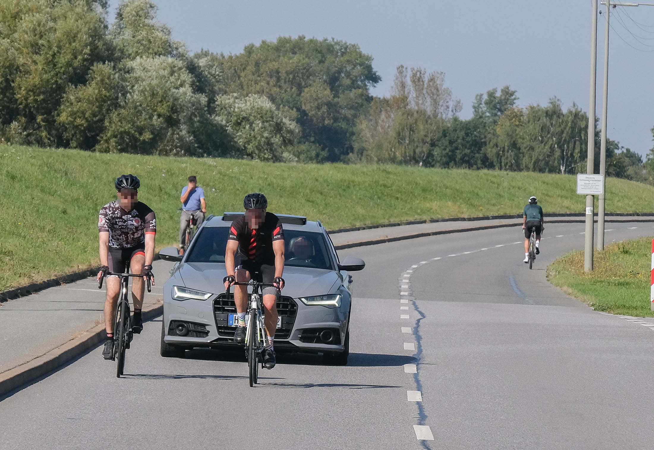 Häufig passieren Unfälle, weil Autofahrer nebeneinander fahrende Radfahrer überholen.