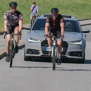 Häufig passieren Unfälle, weil Autofahrer nebeneinander fahrende Radfahrer überholen.
