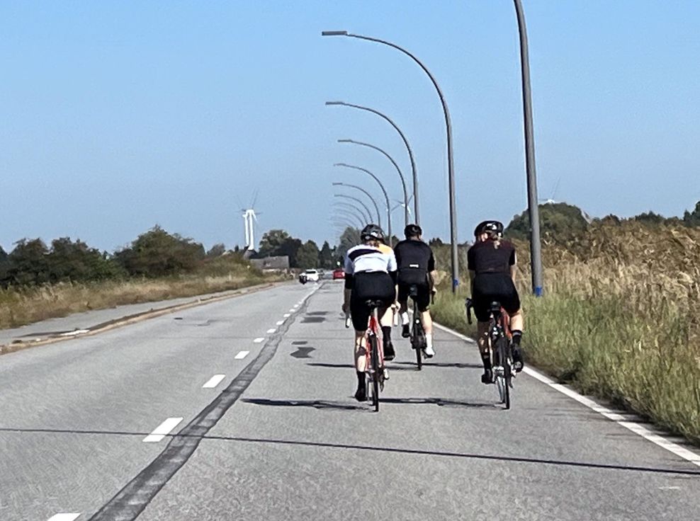 Unfälle mit Radfahrern sind ein immer wiederkehrendes Problem – sie fahren oft in großen Gruppen nebeneinander