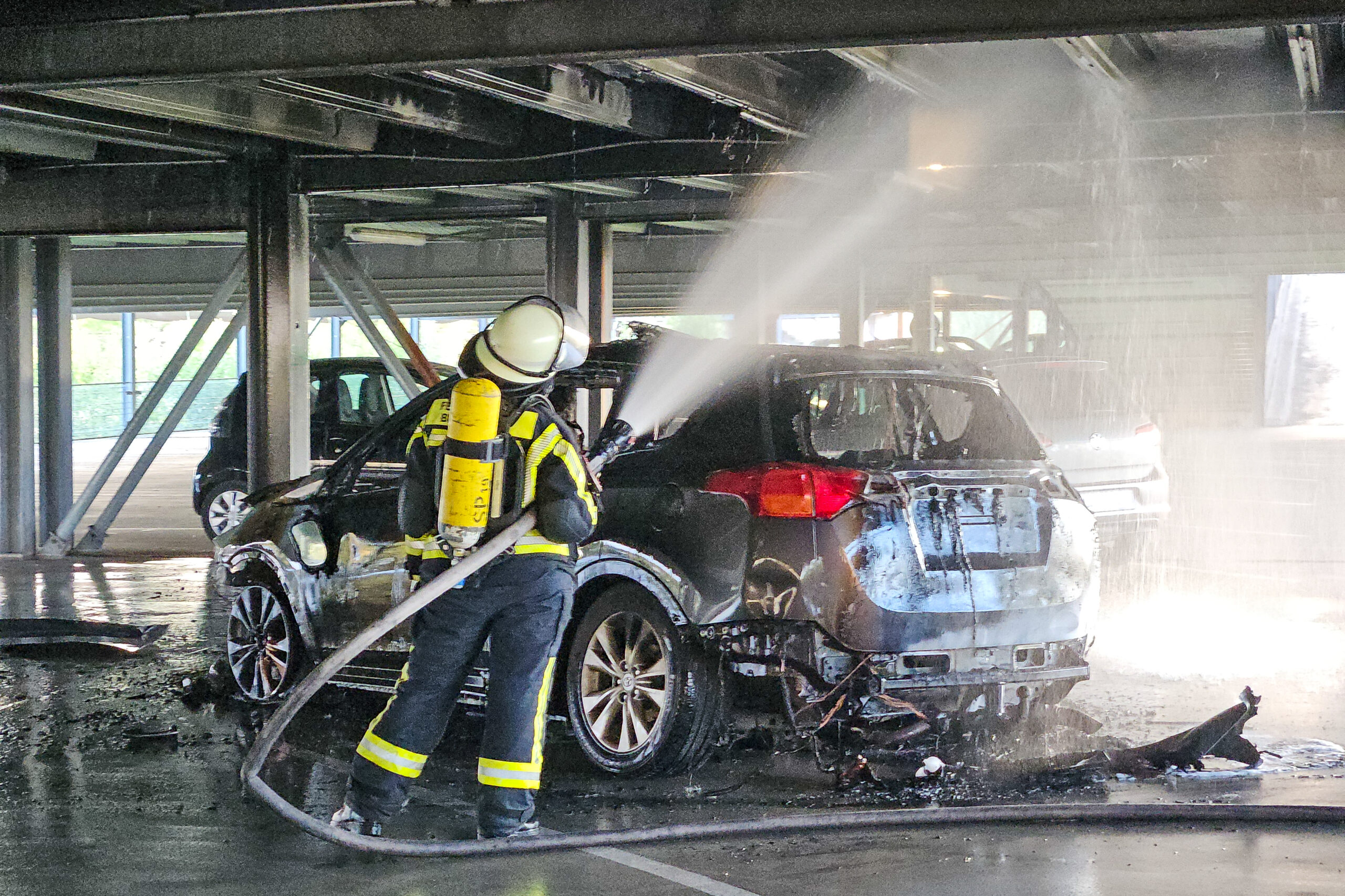 Das Fahrzeug stand am Freitagmorgen plötzlich in Flammen. Einsatzkräfte entdeckten daneben eine leblose Person.