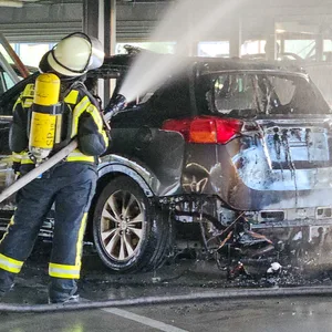 Das Fahrzeug stand am Freitagmorgen plötzlich in Flammen. Einsatzkräfte entdeckten daneben eine leblose Person.