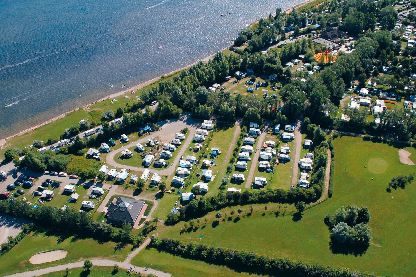 Der Camping- und Ferienpark Wulfener Hals von oben.