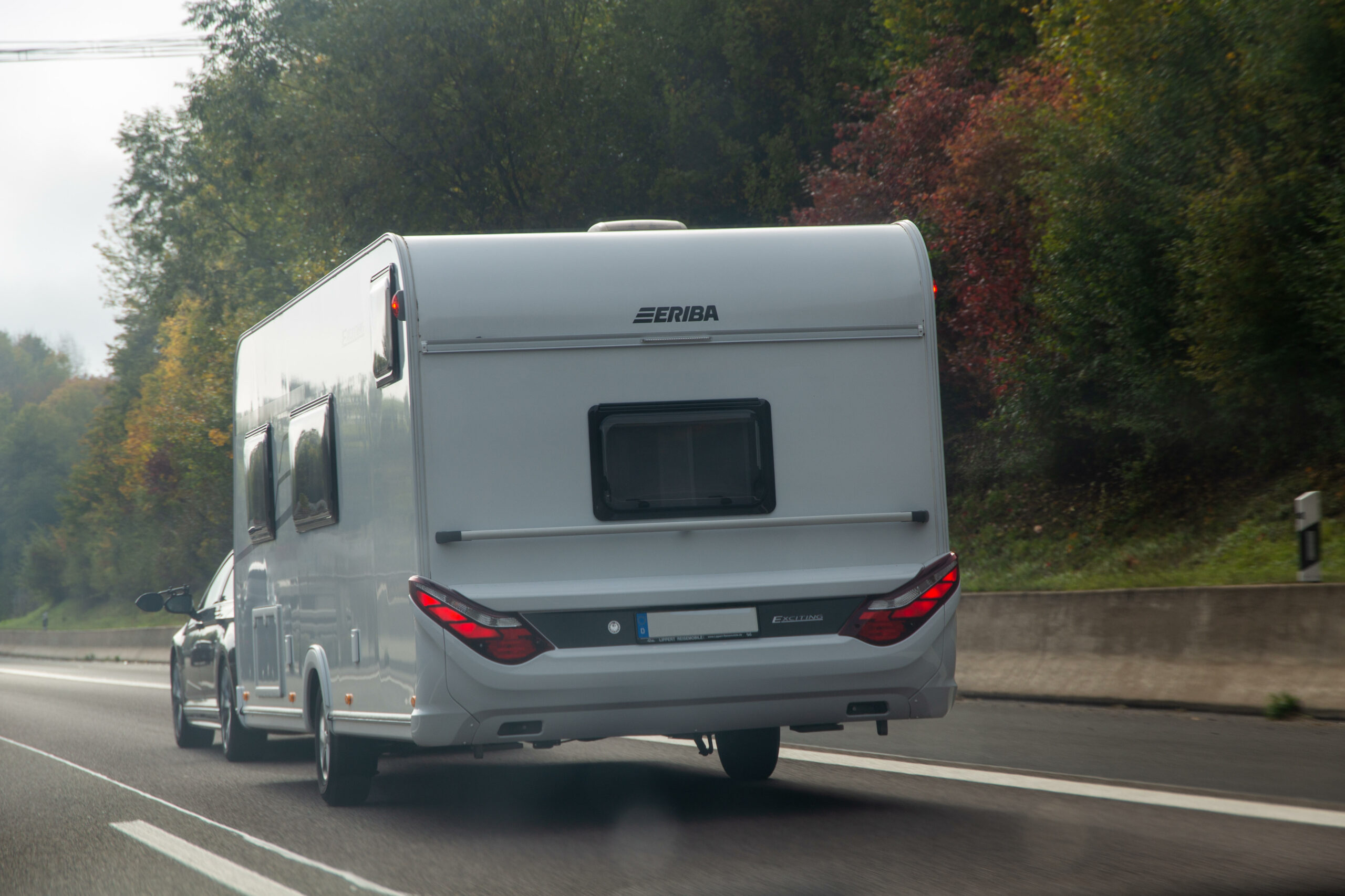 Betrunkener Autofahrer verursacht mit SWohnwagen mehrere Unfälle – andere Autofahrer stoppen ihn