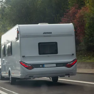 Betrunkener Autofahrer verursacht mit SWohnwagen mehrere Unfälle – andere Autofahrer stoppen ihn