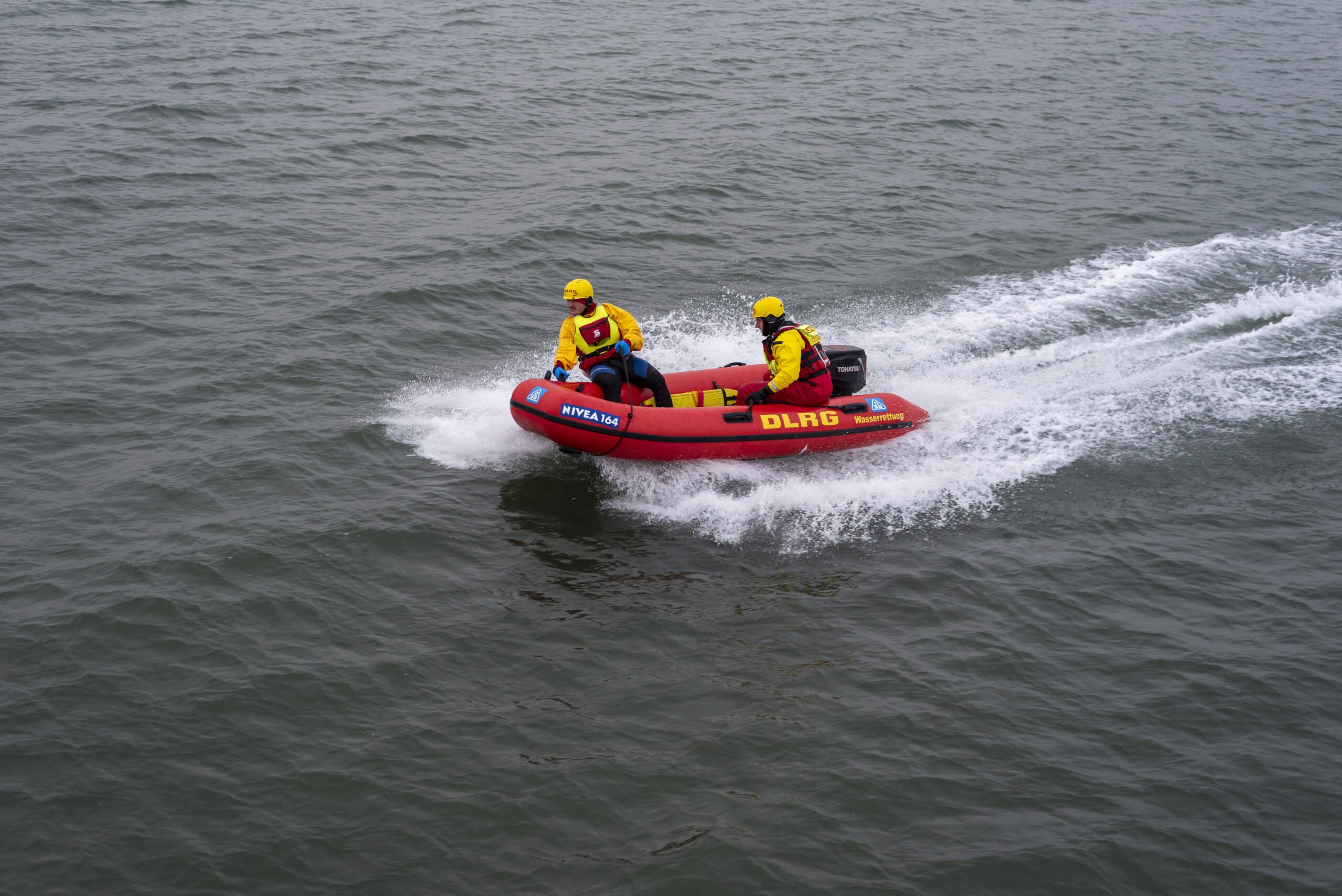 Rettungskräfte der DLRG im Einsatz (Symbolbild).