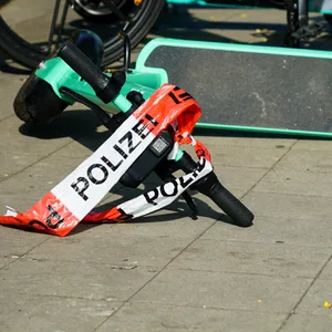 Ein umgestürzter E-Scooter (Symbolbild).