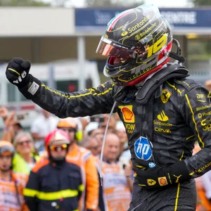 Charles Leclerc jubelt im Ferrari