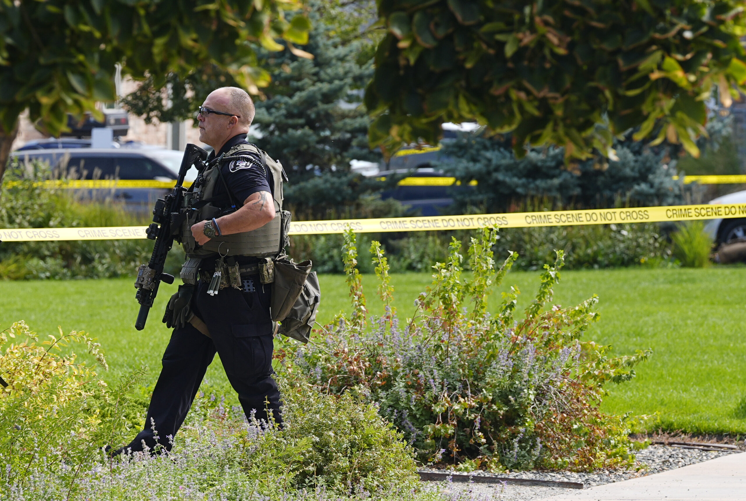 Ein bewaffneter Polizist sichert einen Tatort in den USA