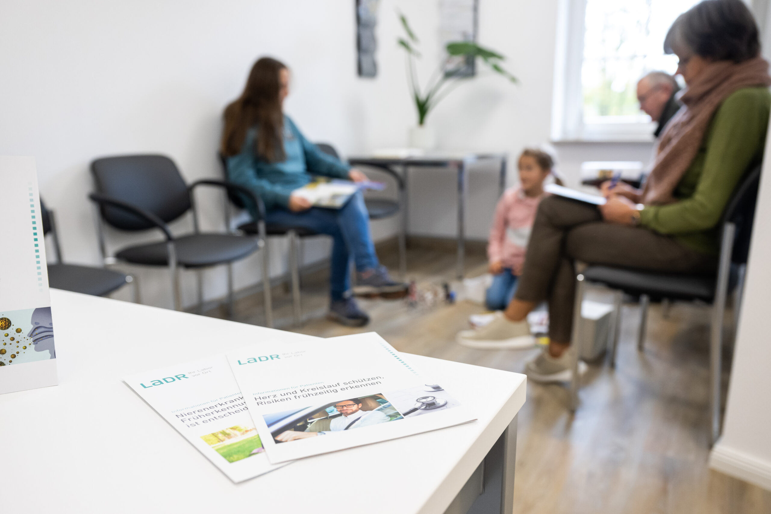 Patienten sitzen in einem Wartezimmer (Symbolbild).