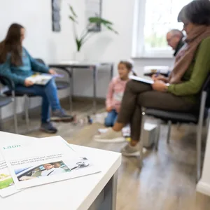 Patienten sitzen in einem Wartezimmer (Symbolbild).