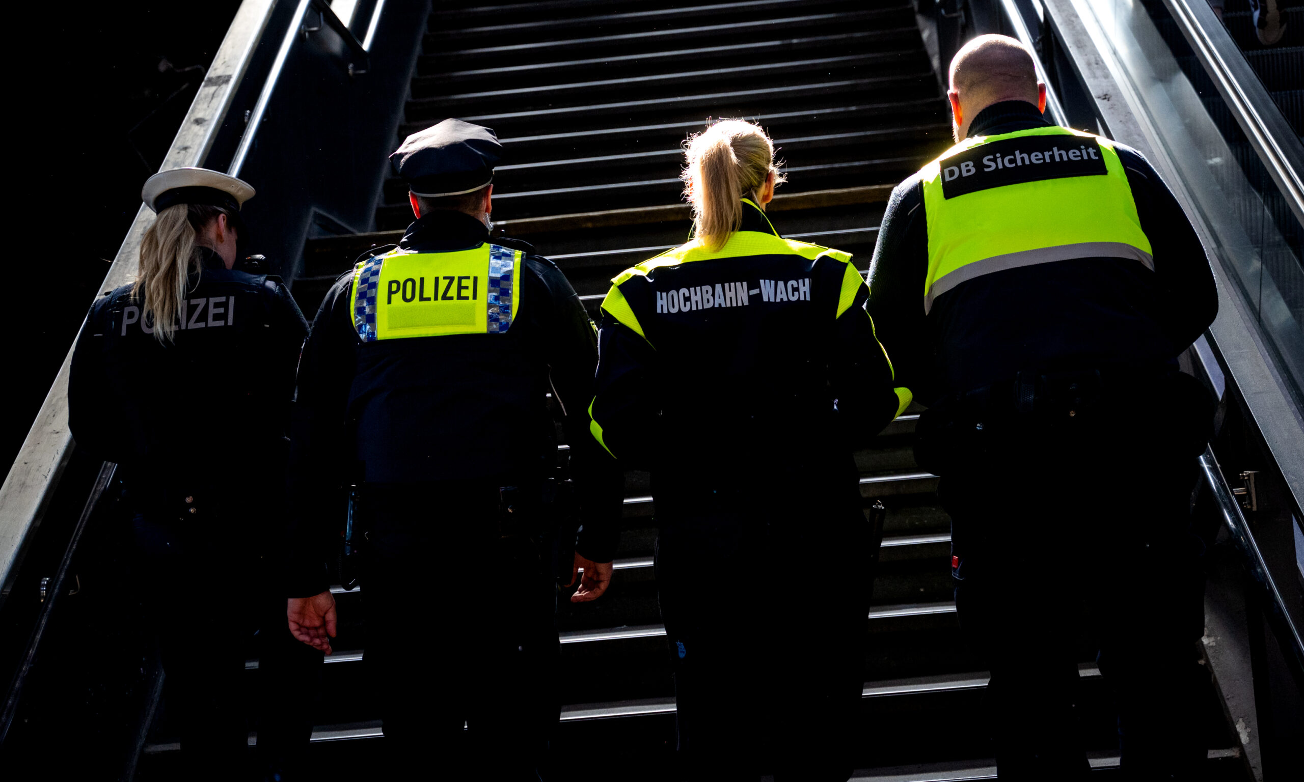 Die „Quattro Streifen“ aus Polizei, Bundespolizei, Hochbahn und S-Bahn kontrollieren den Hamburger Hauptbahnhof.