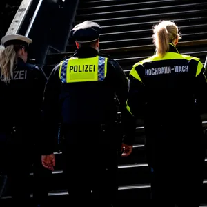 Die „Quattro Streifen“ aus Polizei, Bundespolizei, Hochbahn und S-Bahn kontrollieren den Hamburger Hauptbahnhof.