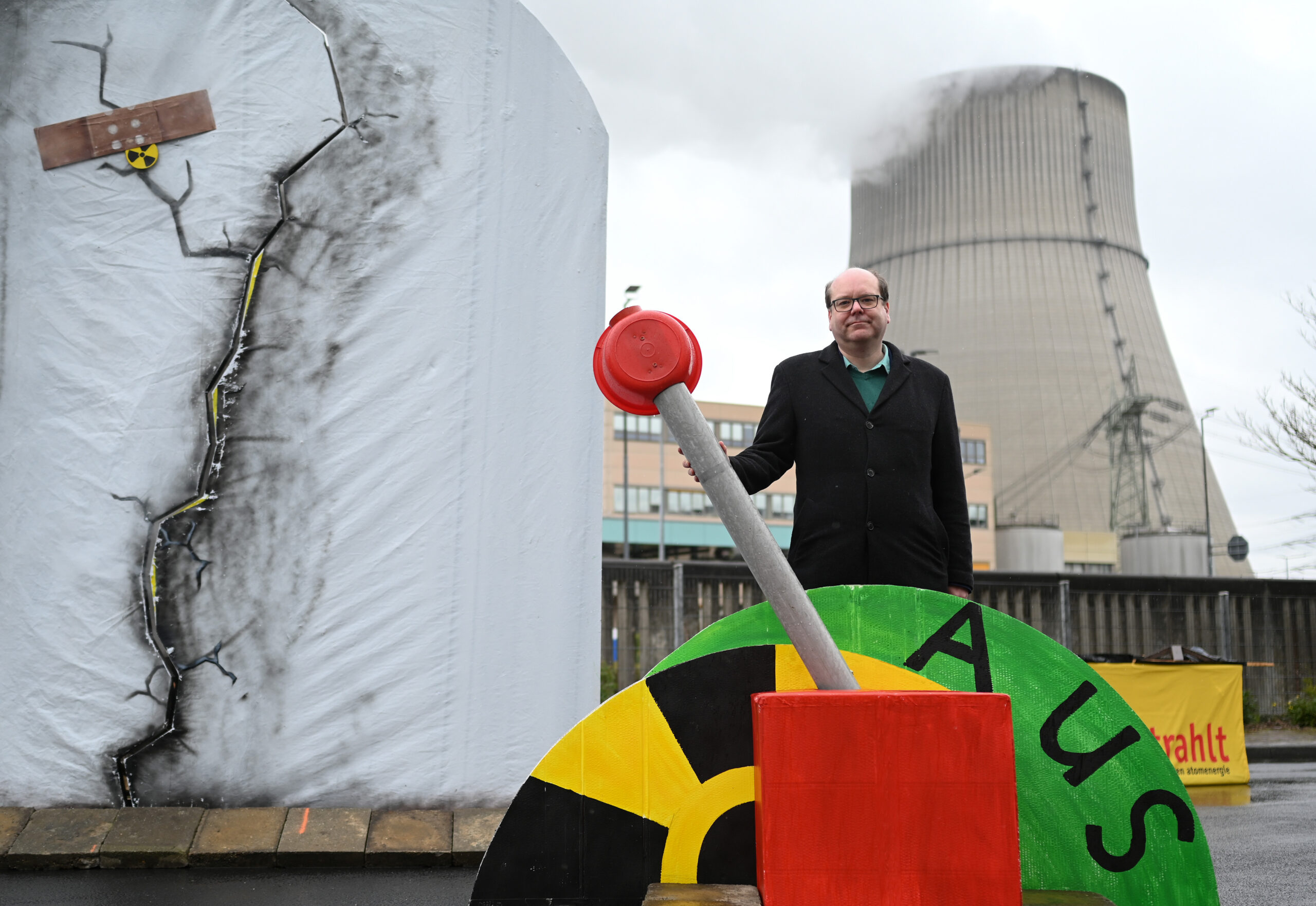 Christian Meyer, Niedersachsens Umwelt- und Energieminister schaltet symbolisch das AKW-Emsland aus.