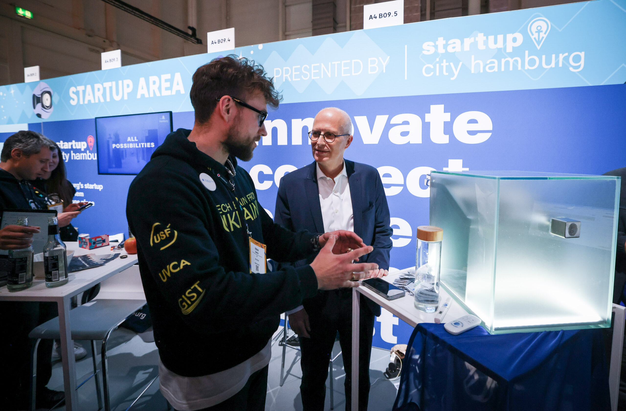 Mai 2023: Bürgermeister Peter Tschentscher (SPD) informiert sich am Stand von „startup city hamburg“ auf der Digitalmesse OMR.