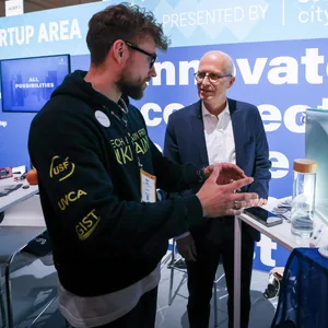 Mai 2023: Bürgermeister Peter Tschentscher (SPD) informiert sich am Stand von „startup city hamburg“ auf der Digitalmesse OMR.