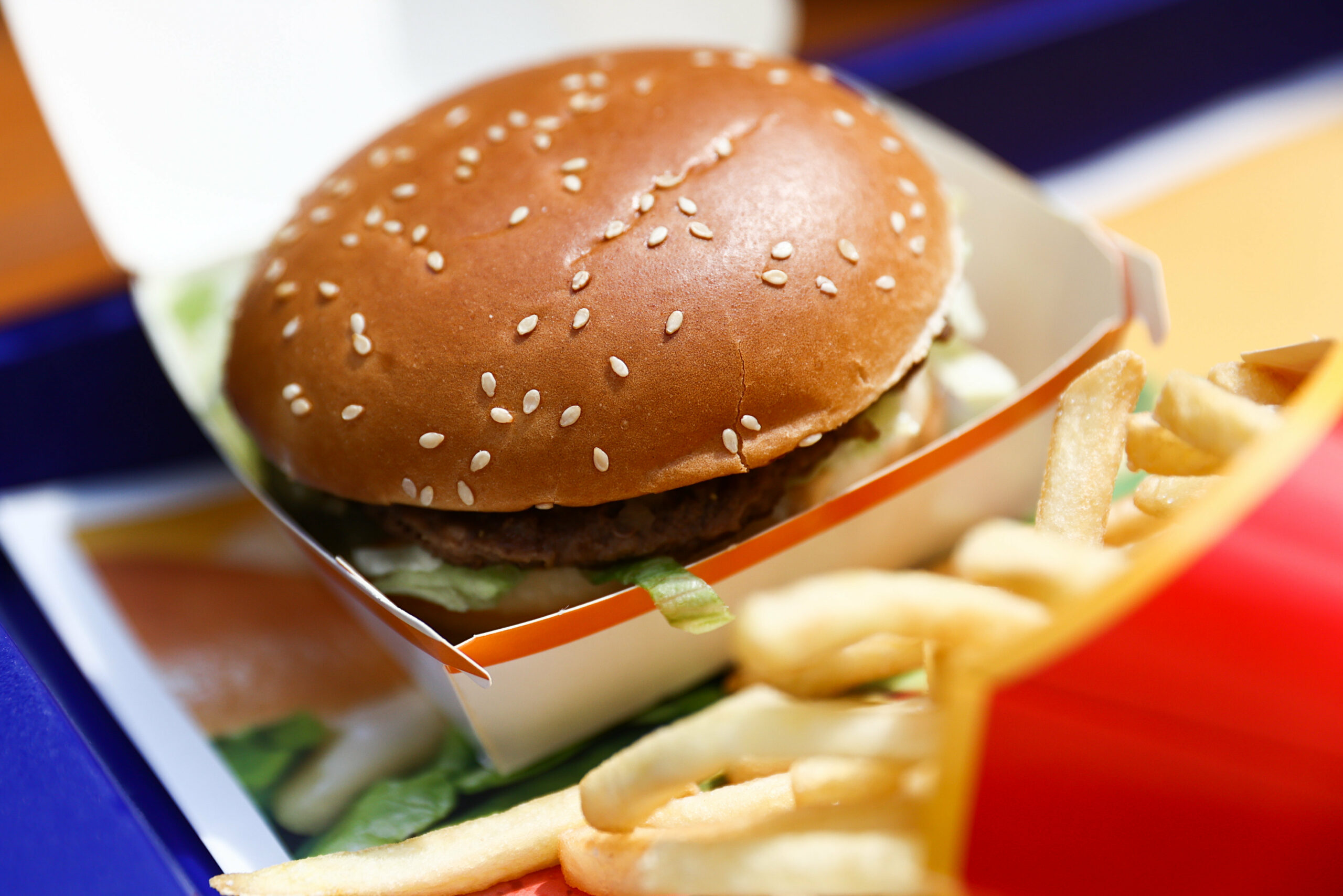 Ein Burger und Pommes von der Fastfood-Kette McDonald's