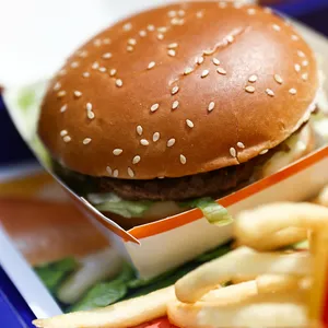 Ein Burger und Pommes von der Fastfood-Kette McDonald's