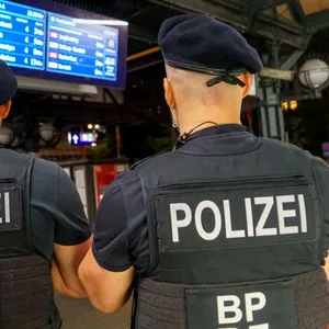 Er war bereits wegen zwei früherer Straftaten verurteilt worden, doch die festgelegte Geldstrafe von 1800 € zahlte er nie und tauchte unter. Daraufhin erließ das Gericht zwei Haftbefehle gegen ihn. Nun wurde der Gesuchte wegen eines Artikels im Wert von 9,99 € gefasst.