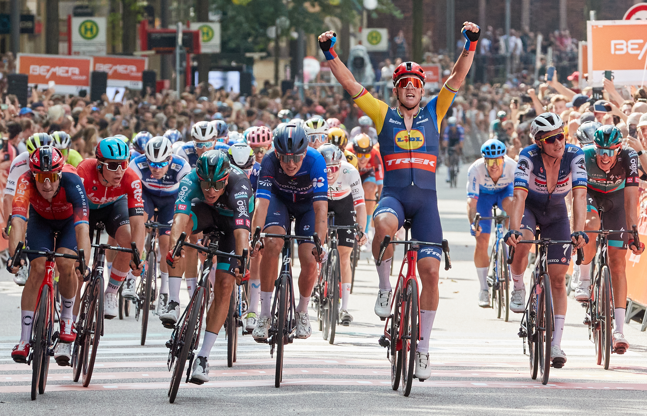 Mads Pedersen jubelt über seinen Sieg bei den Cyclassics