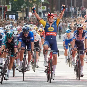 Mads Pedersen jubelt über seinen Sieg bei den Cyclassics