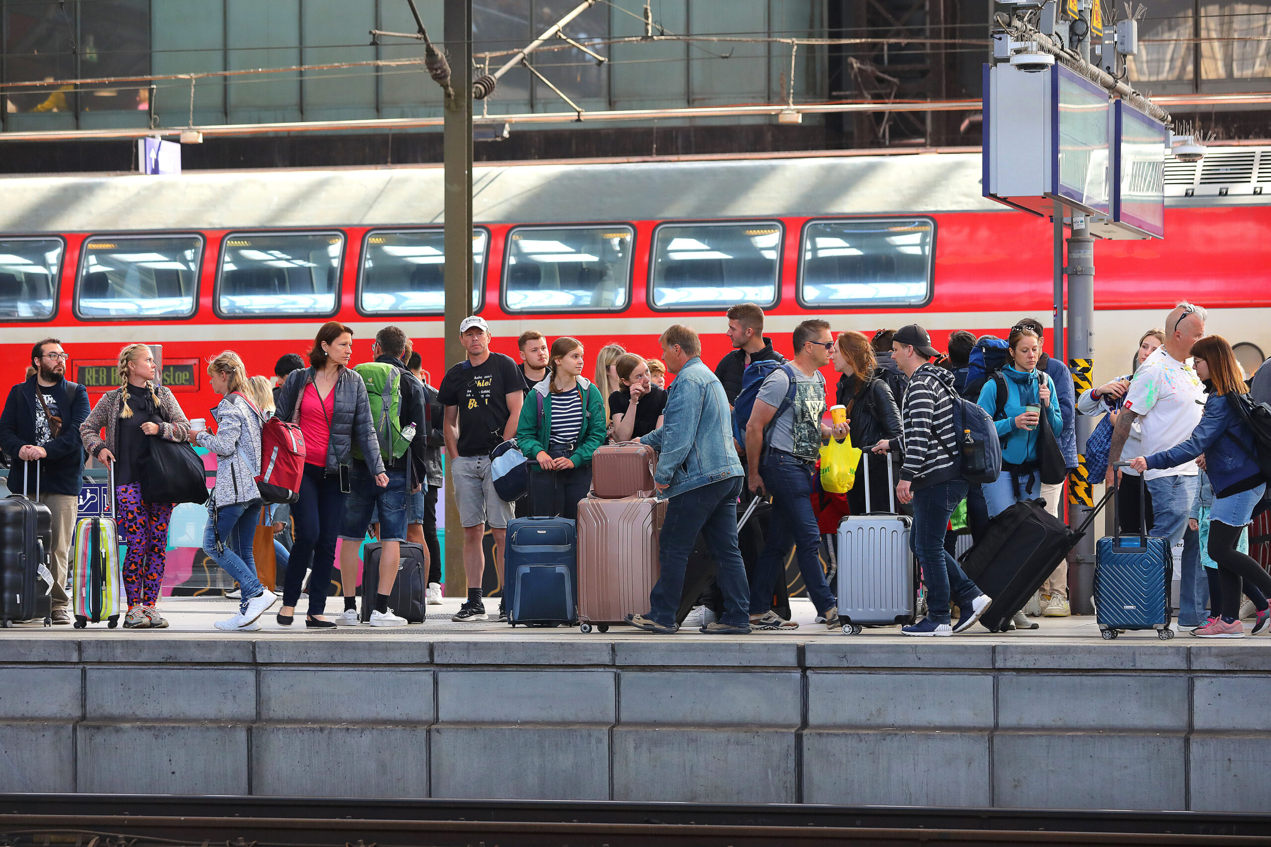 Fahrgäste warten am Hamburger Hauptbahnhof auf ihren Zug (Symbolfoto).