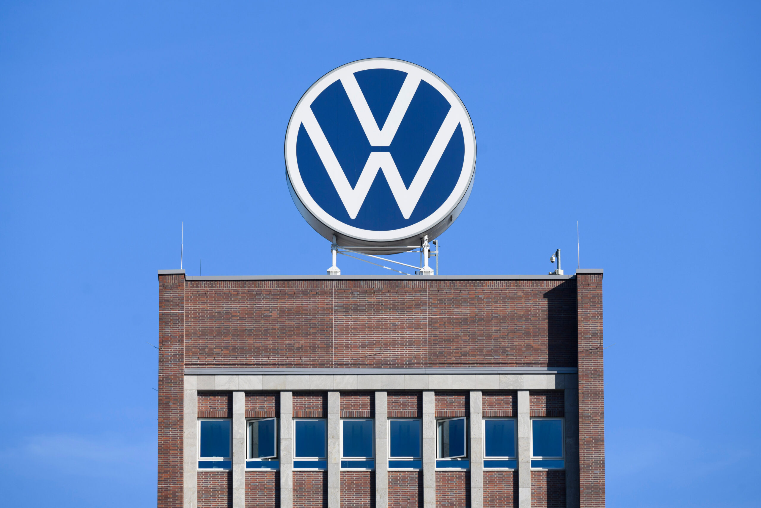 Das VW-Logo steht auf dem Markenhochhaus im Volkswagen Stammwerk.