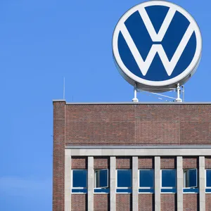 Das VW-Logo steht auf dem Markenhochhaus im Volkswagen Stammwerk.