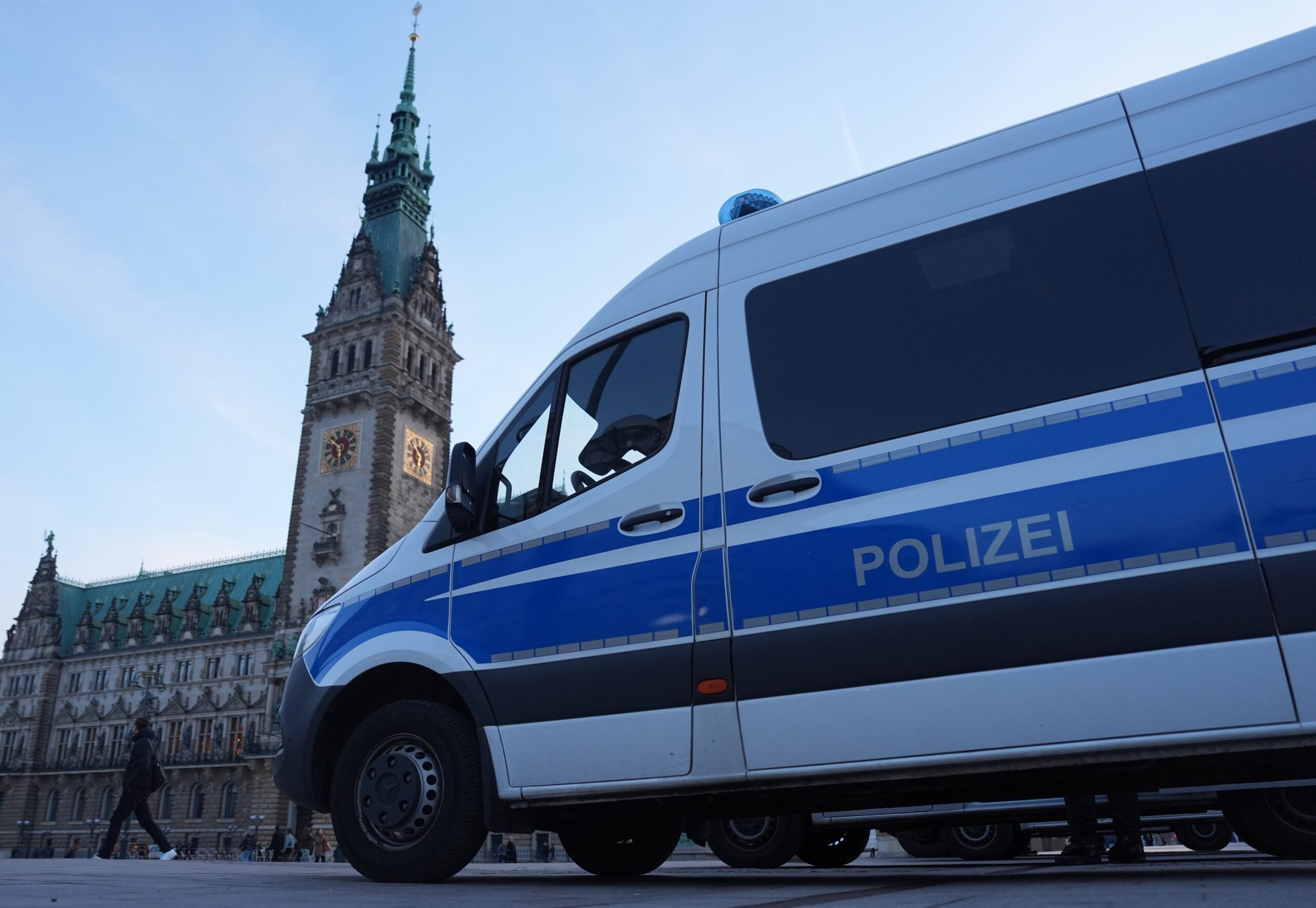 Ein Mannschaftswagen der Polizei auf dem Rathausmarkt (Archivbild).