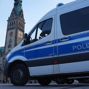 Ein Mannschaftswagen der Polizei auf dem Rathausmarkt (Archivbild).