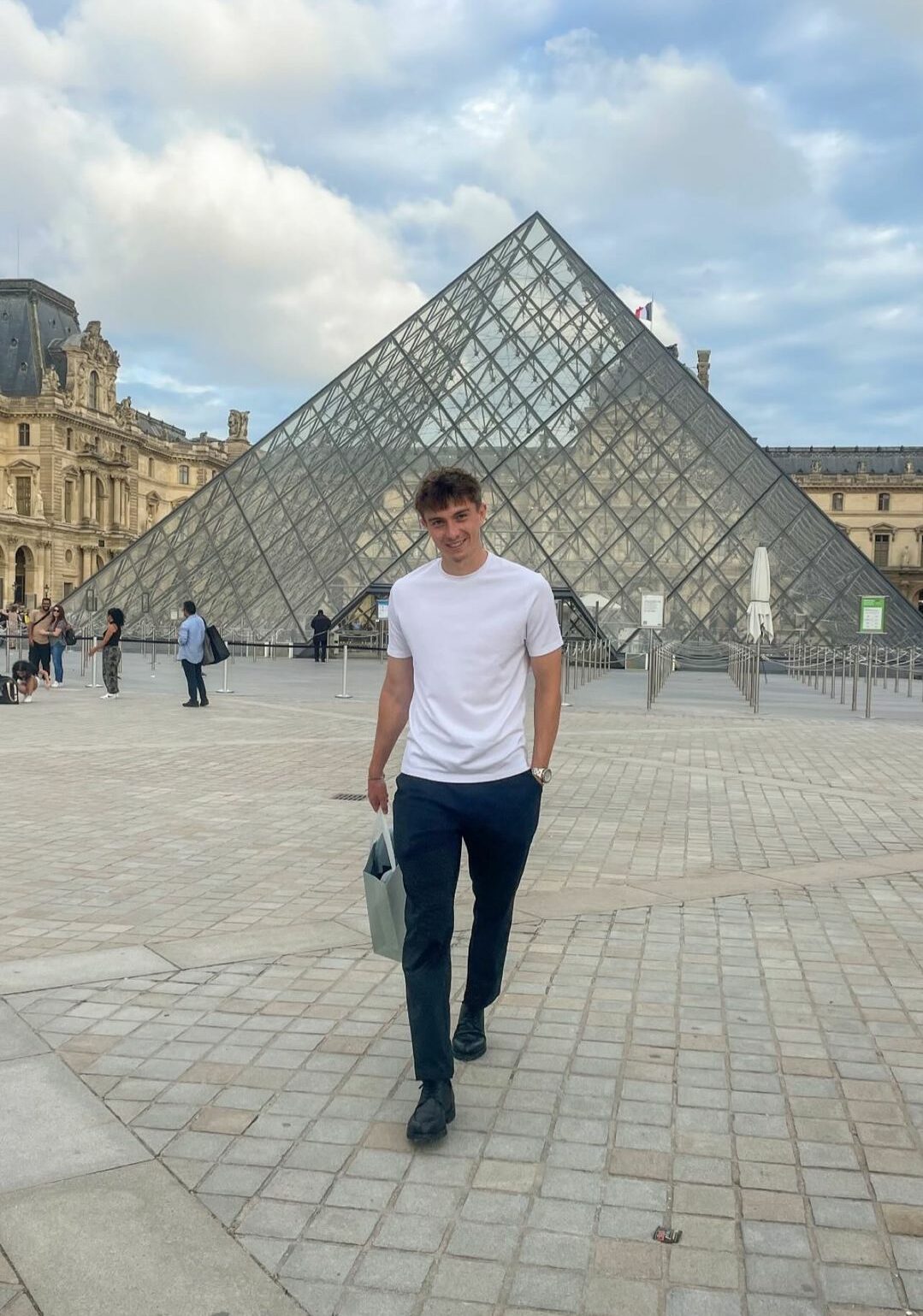 Scott Banks vor dem Louvre in Paris