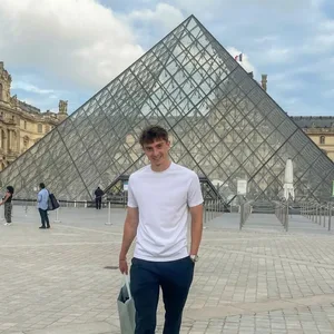 Scott Banks vor dem Louvre in Paris