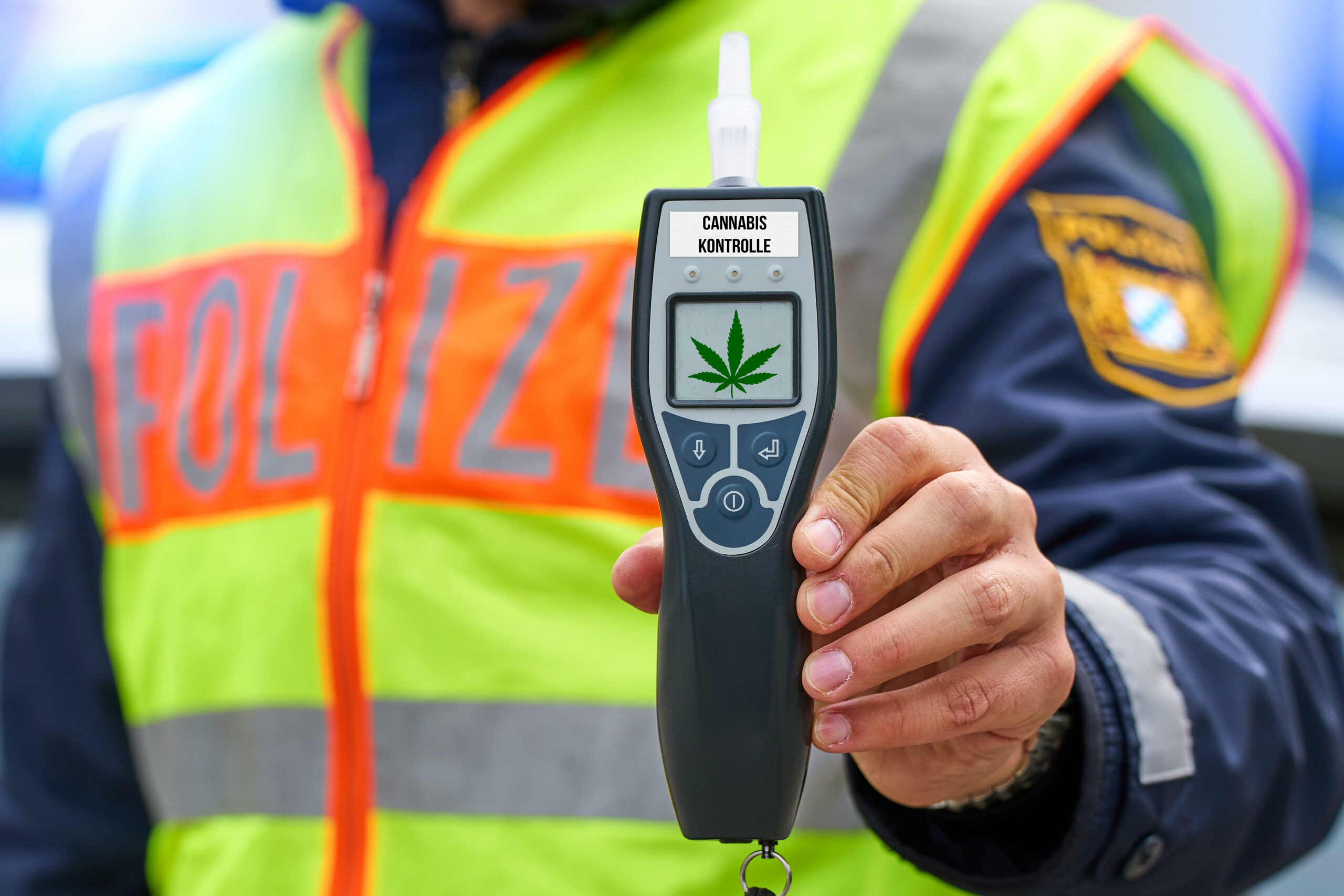 Polizist mit einem Cannabistest – die wirken leider nicht bei der neuen Droge „Görke“ (Name inoffiziell).