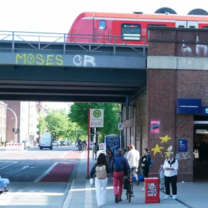 Der S-Bahnhof Holstenstraße plus Brücke