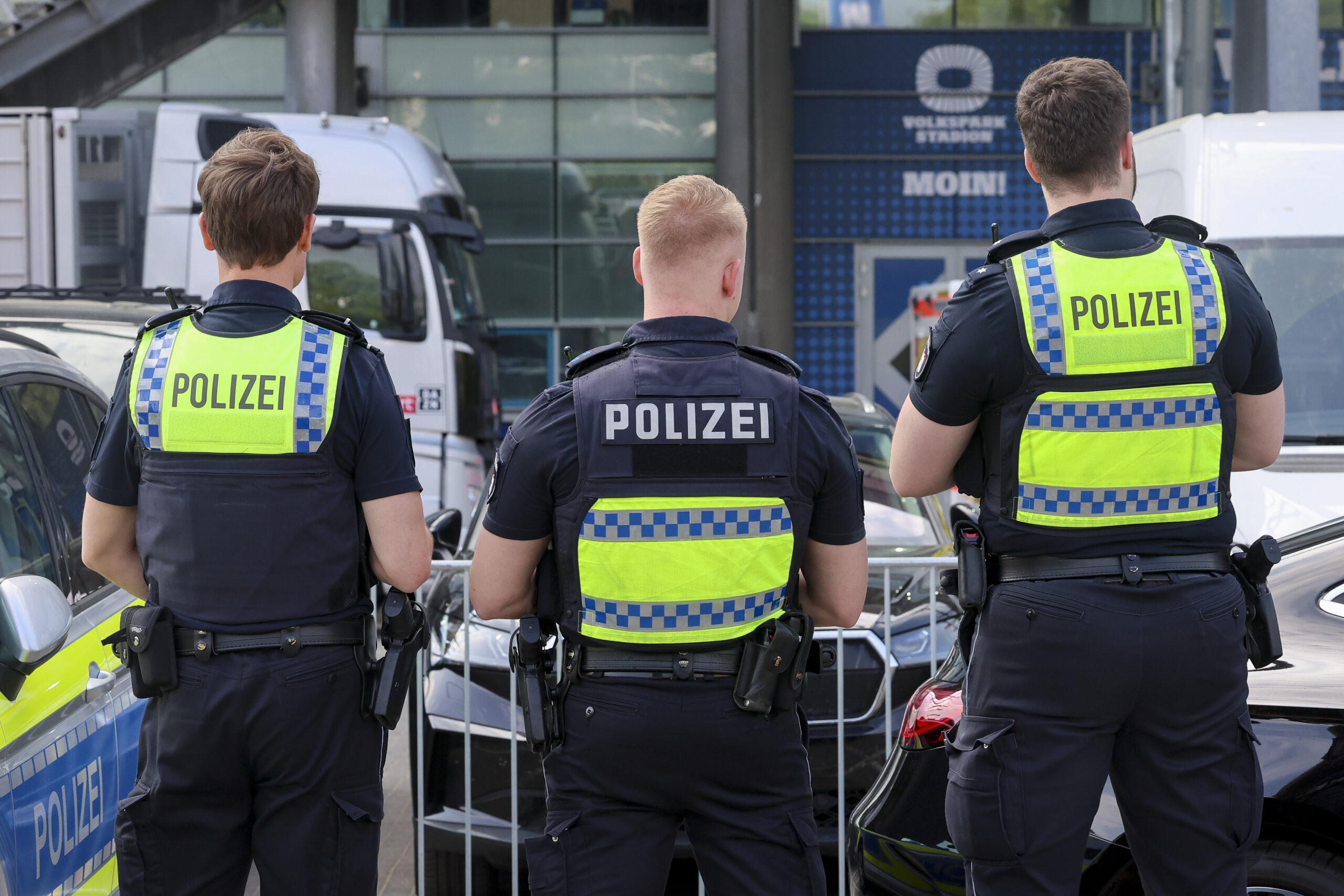 Polizisten vor dem HSV-Stadion