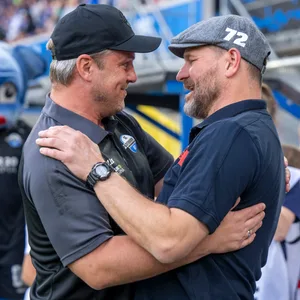 Lukas Kwasniok und Steffen Baumgart umarmen sich