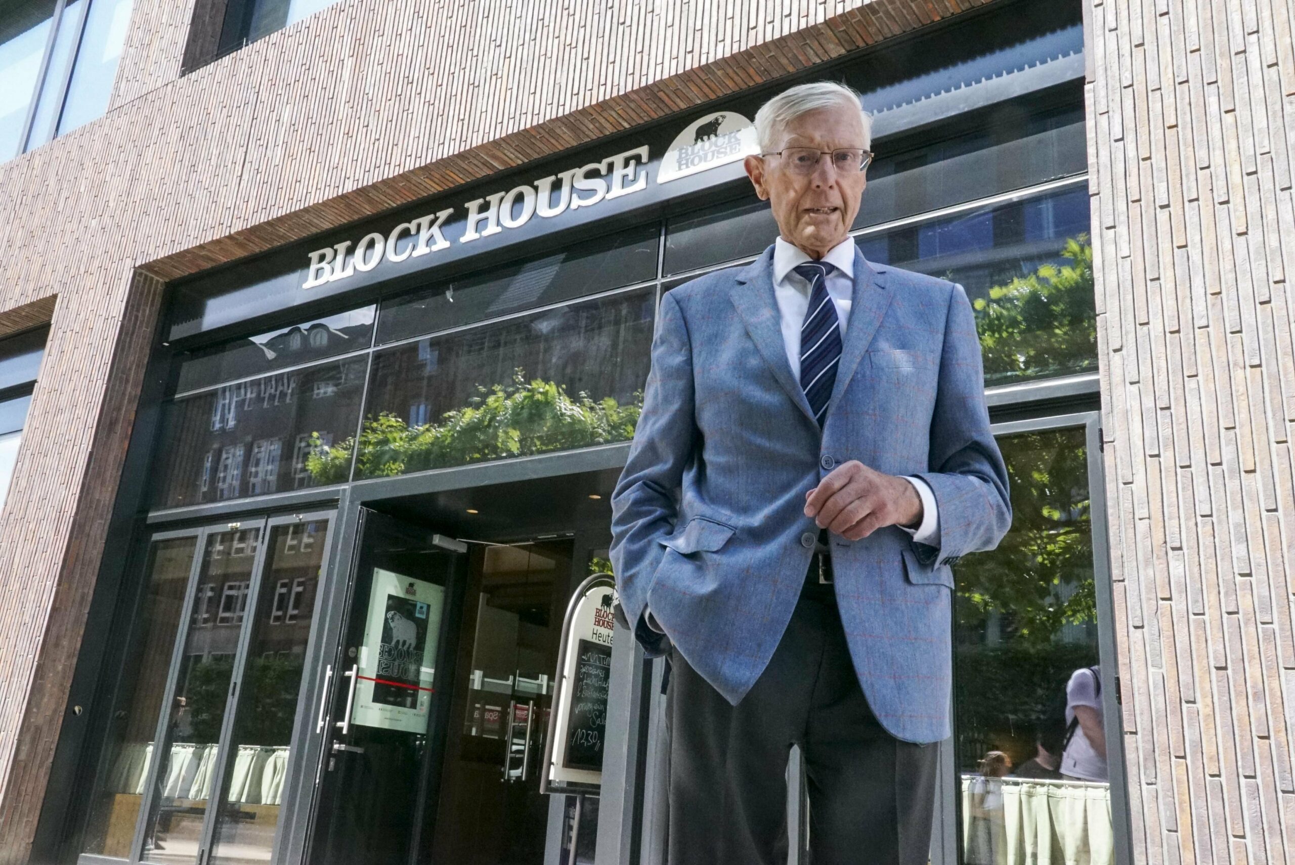 Gründer Eugen Block vor der „Block House“-Filiale im Deutschlandhaus in Hamburg. (Archivbild)