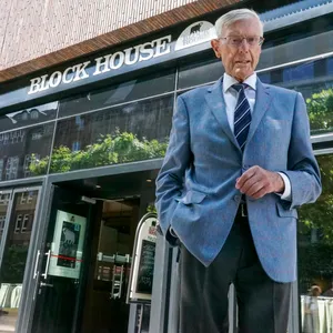 Gründer Eugen Block vor der „Block House“-Filiale im Deutschlandhaus in Hamburg. (Archivbild)