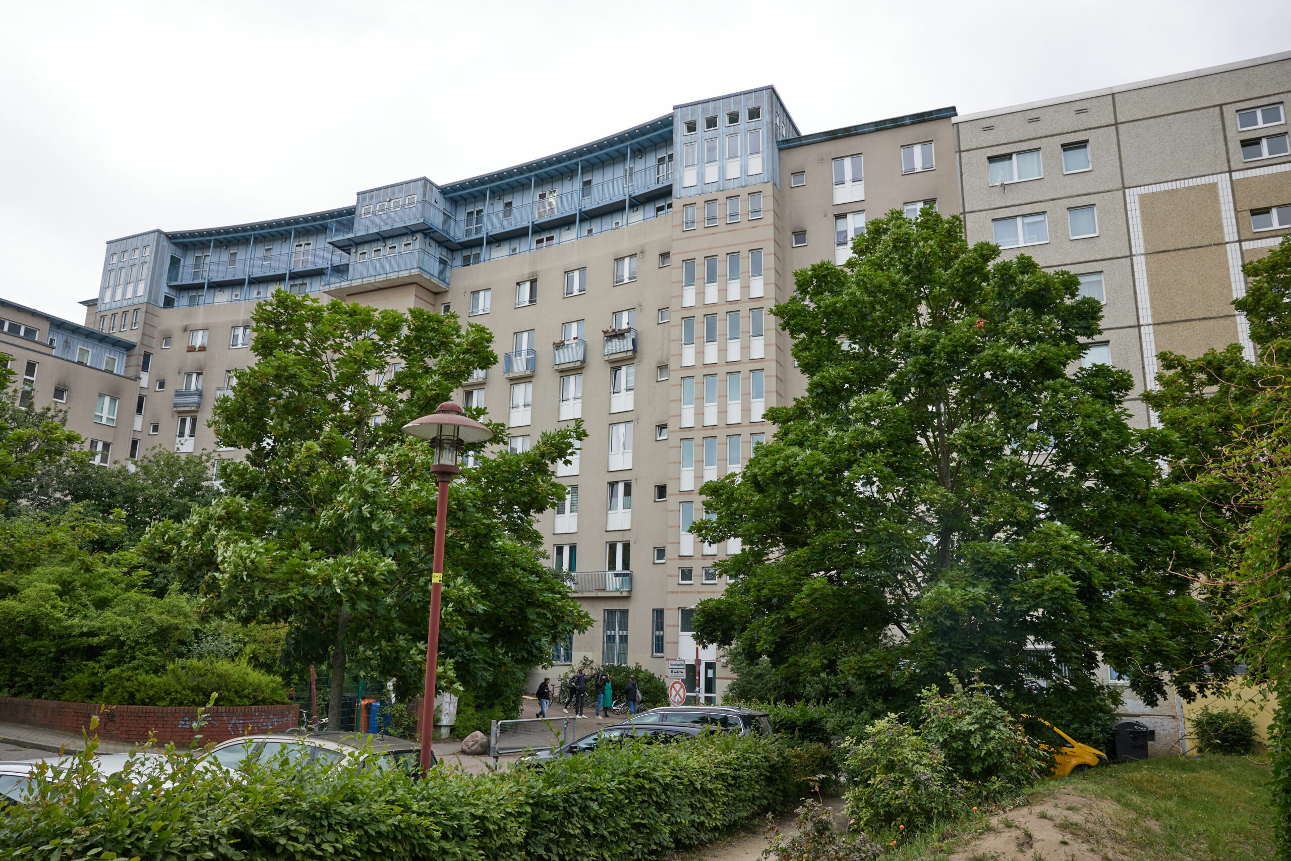 Vor diesem Mietshaus im Berliner Bezirk Treptow-Köpenick wurde das Kind in der Katzenbox gefunden (Archivbild).