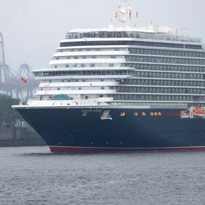 Schiff läuft in den Hamburger Hafen ein.